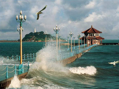 Pier and the waves