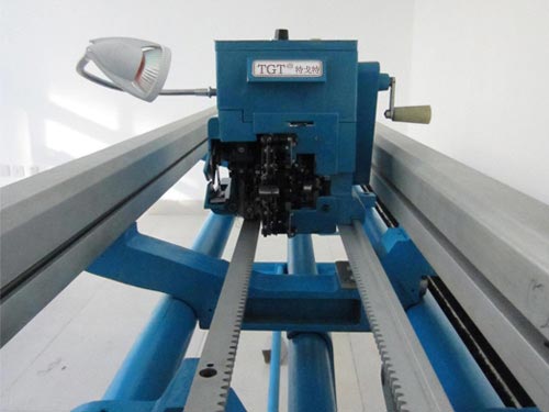 Loom automatically connected by machine