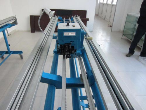Loom automatically connected by machine