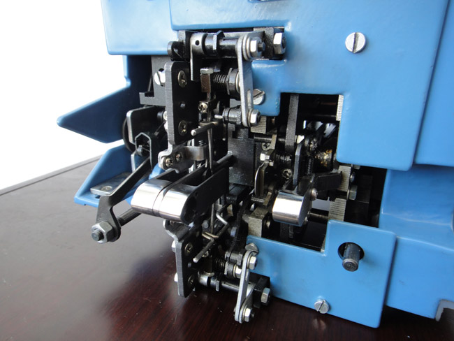 Loom automatically connected by machine